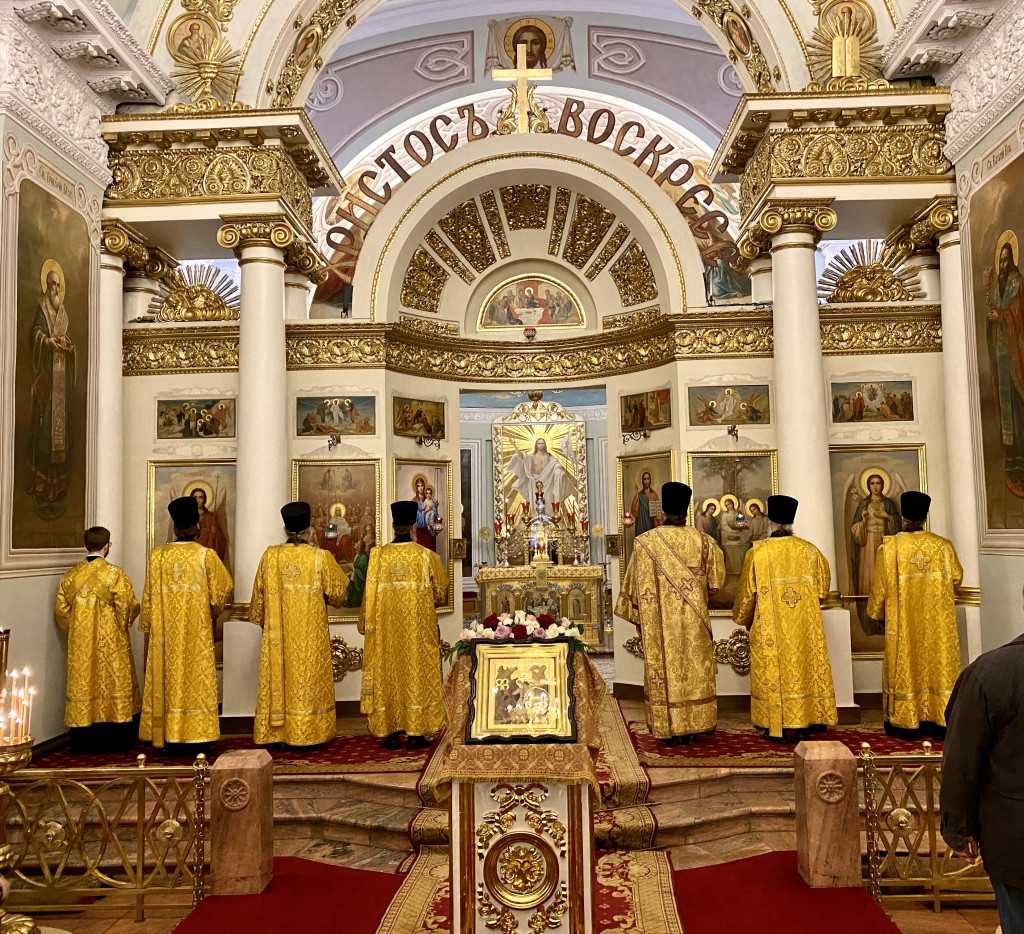В Неделю 23-ю по Пятидесятнице епископ Алексий возглавил Божественную Литургию в Даниловой обители