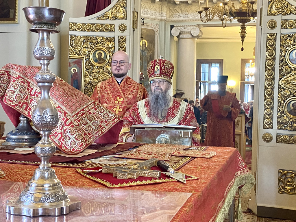 Божественная Литургия в Троицком соборе в Неделю 3-ю по Пасхе, святых жен-мироносиц