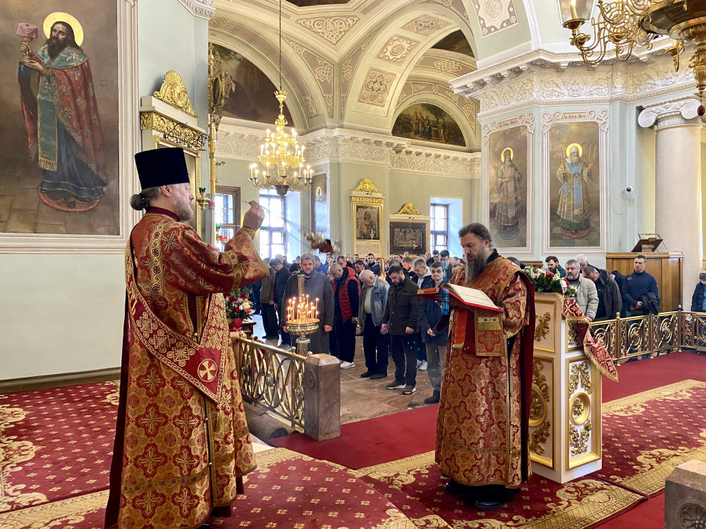 Божественная Литургия в Троицком соборе в Неделю 2-ю по Пасхе, апостола Фомы