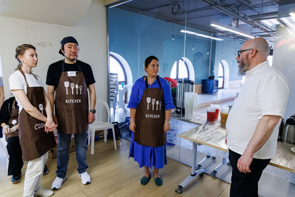 Волонтеры Патриаршего центра духовного развития детей и молодежи при Даниловом монастыре провели благотворительный пасхальный ужин