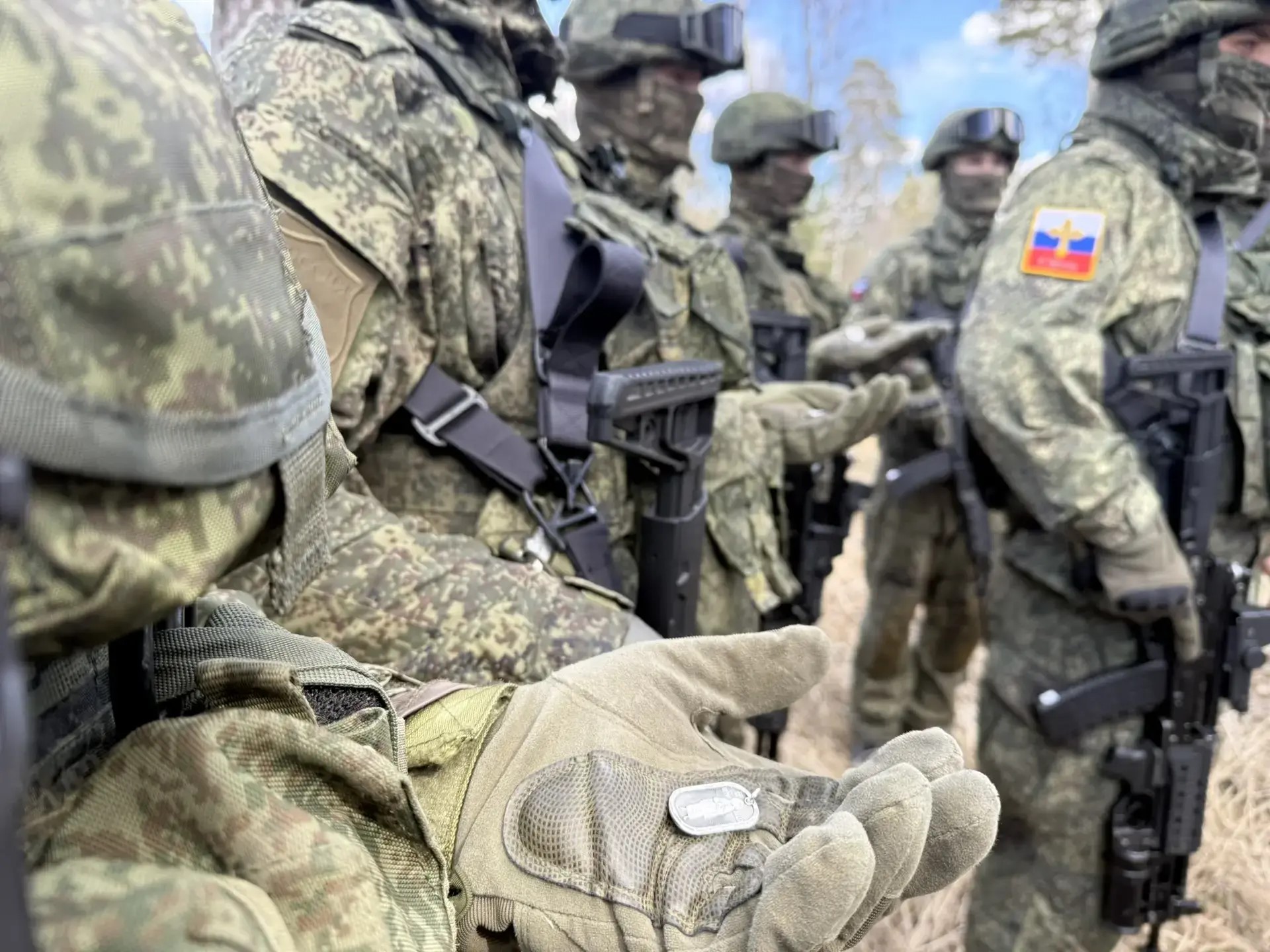 «Носите бремена друг друга» — в Даниловом монастыре освящена вторая партия серебряных медальонов для участников СВО