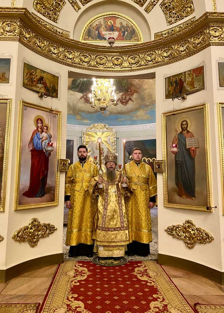 В Неделю 23-ю по Пятидесятнице епископ Алексий возглавил Божественную Литургию в Даниловой обители