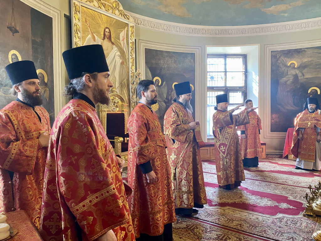 Божественная Литургия в Троицком соборе в Неделю 3-ю по Пасхе, святых жен-мироносиц