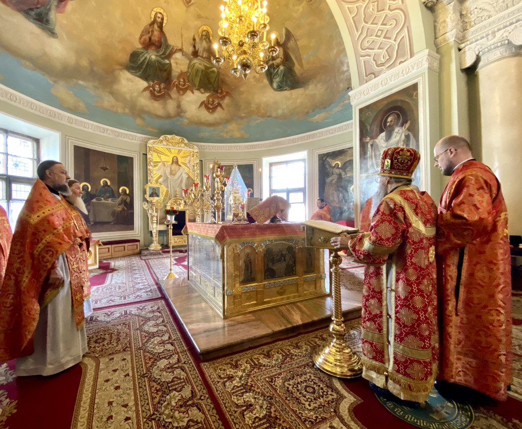 Божественная Литургия в Троицком соборе в Неделю 2-ю по Пасхе, апостола Фомы