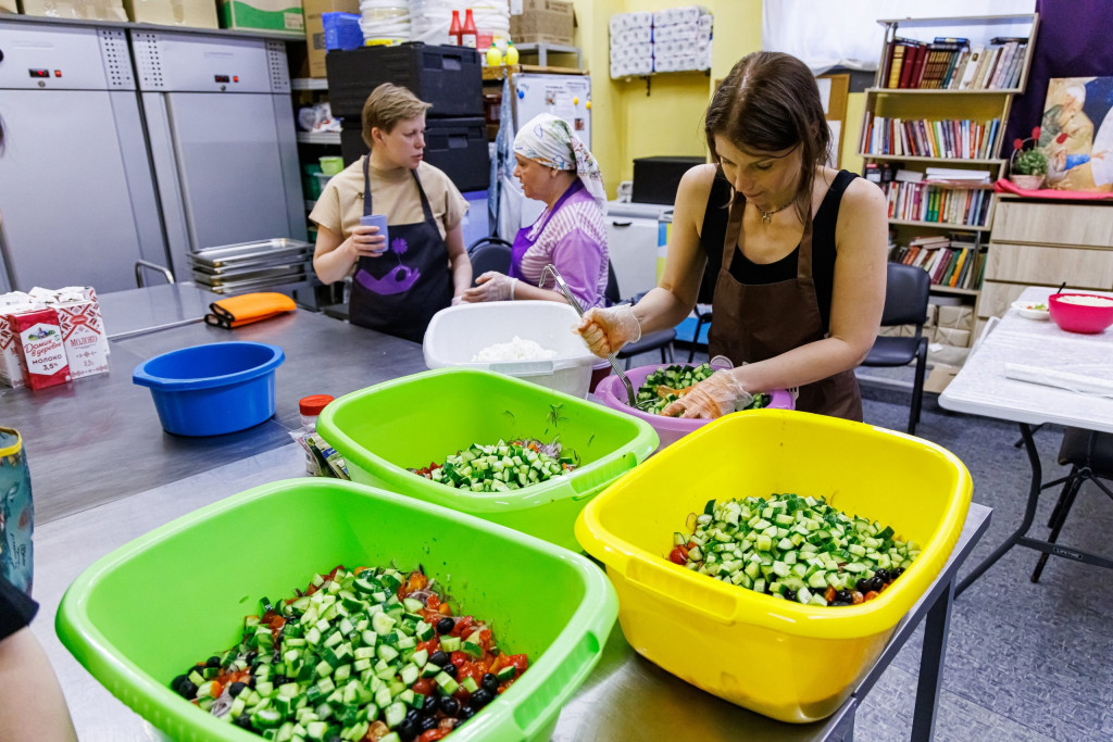 Волонтеры Патриаршего центра духовного развития детей и молодежи при Даниловом монастыре провели благотворительный пасхальный ужин