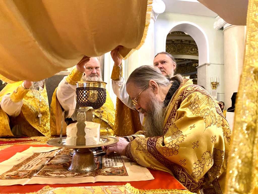 В Неделю 23-ю по Пятидесятнице епископ Алексий возглавил Божественную Литургию в Даниловой обители