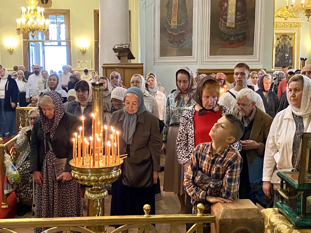Божественная Литургия в Троицком соборе в Неделю 3-ю по Пятидесятнице