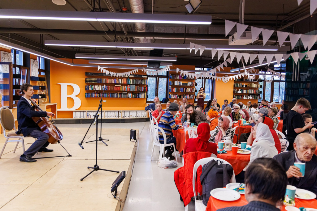 Волонтеры Патриаршего центра духовного развития детей и молодежи при Даниловом монастыре провели благотворительный пасхальный ужин