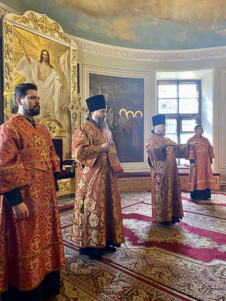 Божественная Литургия в Троицком соборе в Неделю 3-ю по Пасхе, святых жен-мироносиц