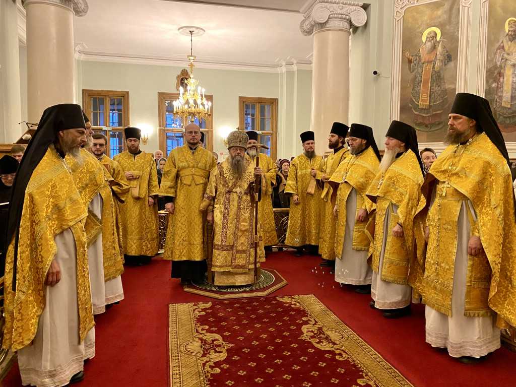 В Неделю 23-ю по Пятидесятнице епископ Алексий возглавил Божественную Литургию в Даниловой обители