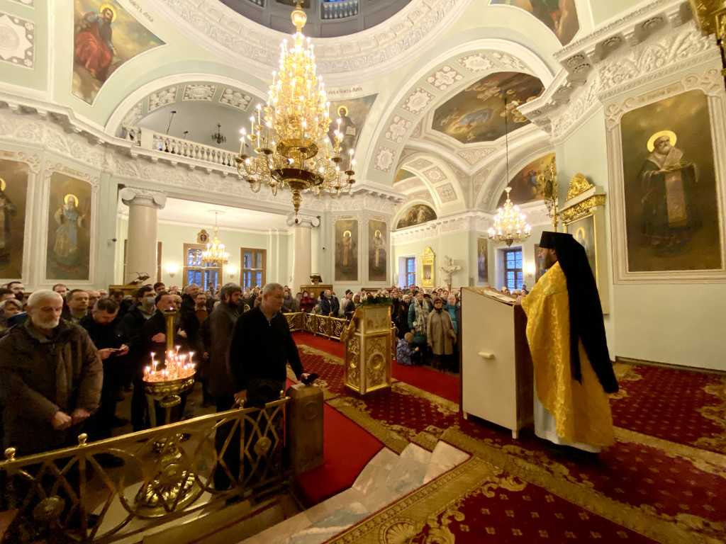 В Неделю 23-ю по Пятидесятнице епископ Алексий возглавил Божественную Литургию в Даниловой обители