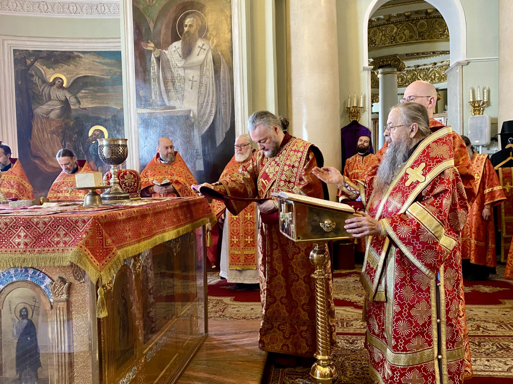 Божественная Литургия в Троицком соборе в Неделю 3-ю по Пасхе, святых жен-мироносиц