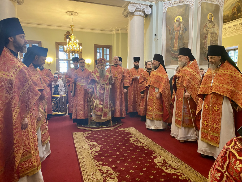 Божественная Литургия в Троицком соборе в Неделю 3-ю по Пасхе, святых жен-мироносиц