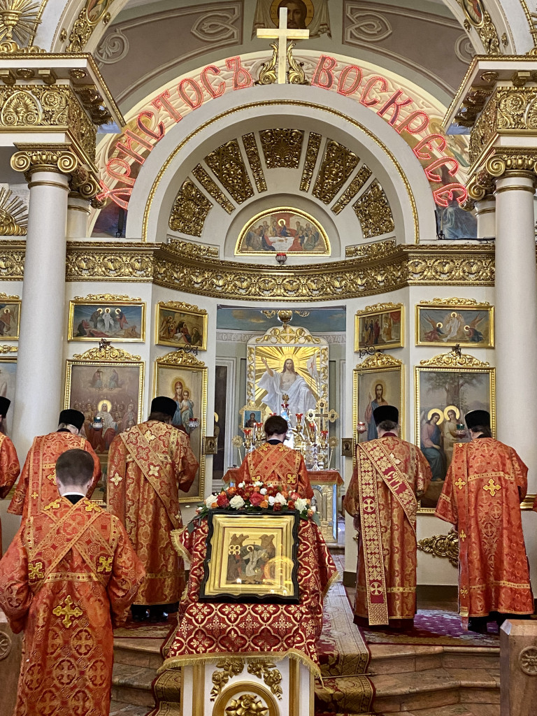 Божественная Литургия в Троицком соборе в Неделю 3-ю по Пасхе, святых жен-мироносиц