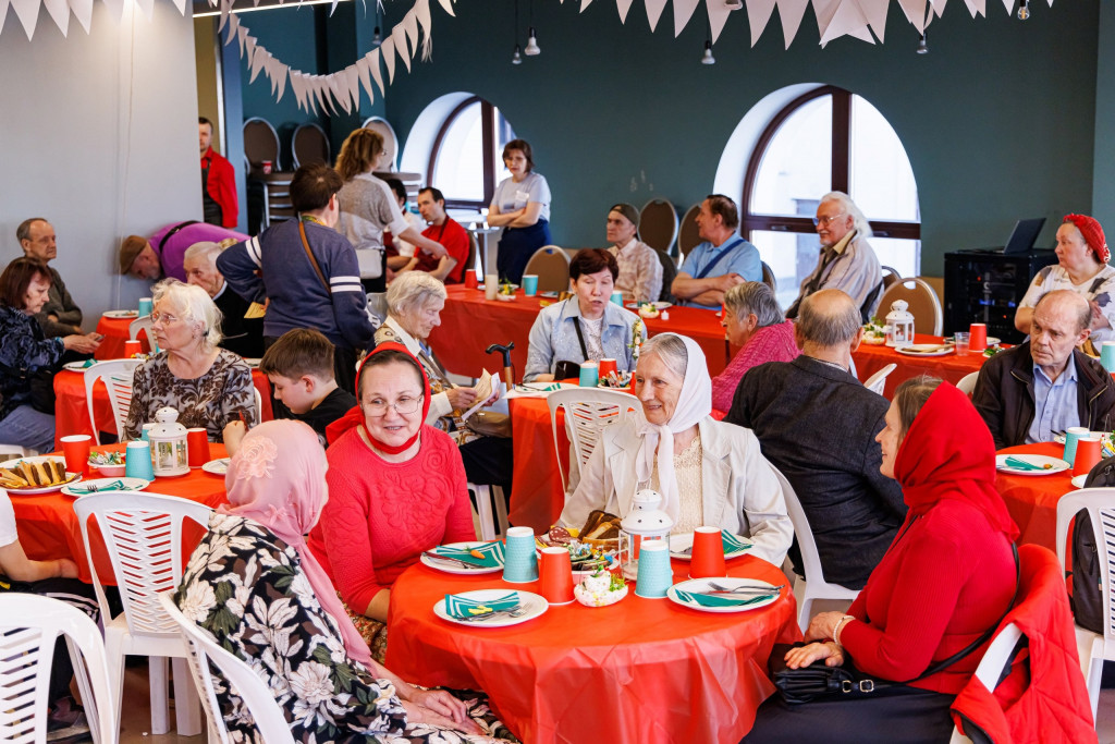 Волонтеры Патриаршего центра духовного развития детей и молодежи при Даниловом монастыре провели благотворительный пасхальный ужин