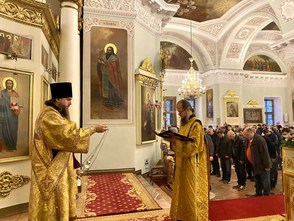 В Неделю 23-ю по Пятидесятнице епископ Алексий возглавил Божественную Литургию в Даниловой обители
