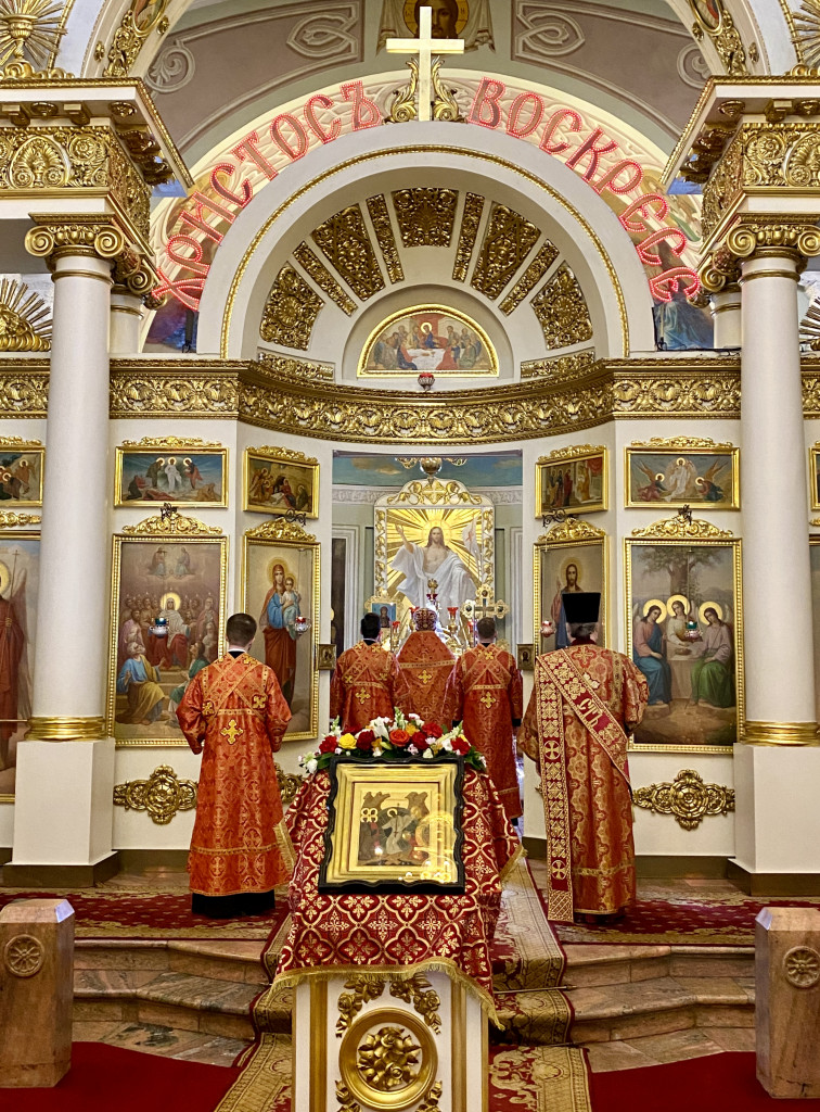 Божественная Литургия в Троицком соборе в Неделю 2-ю по Пасхе, апостола Фомы