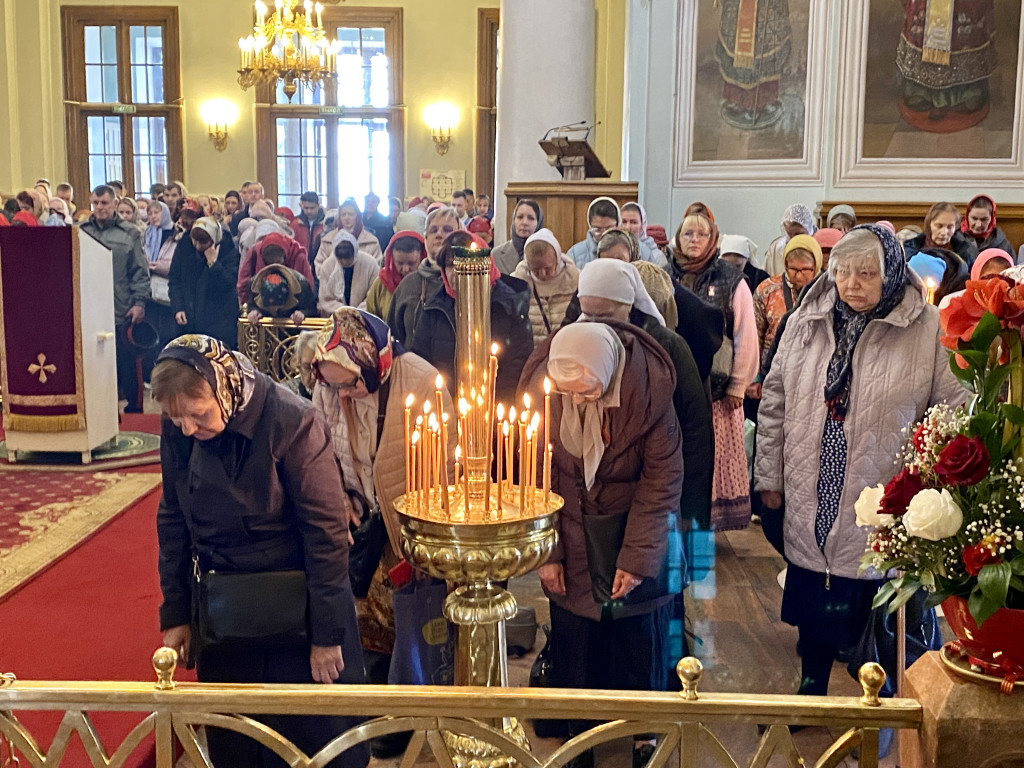 Божественная Литургия в Троицком соборе в Неделю 2-ю по Пасхе, апостола Фомы