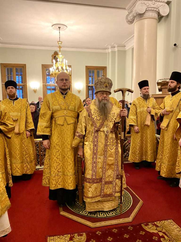 В Неделю 23-ю по Пятидесятнице епископ Алексий возглавил Божественную Литургию в Даниловой обители