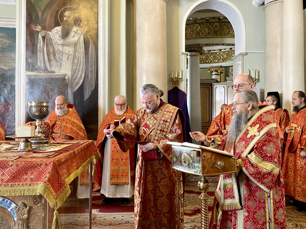 Божественная Литургия в Троицком соборе в Неделю 2-ю по Пасхе, апостола Фомы