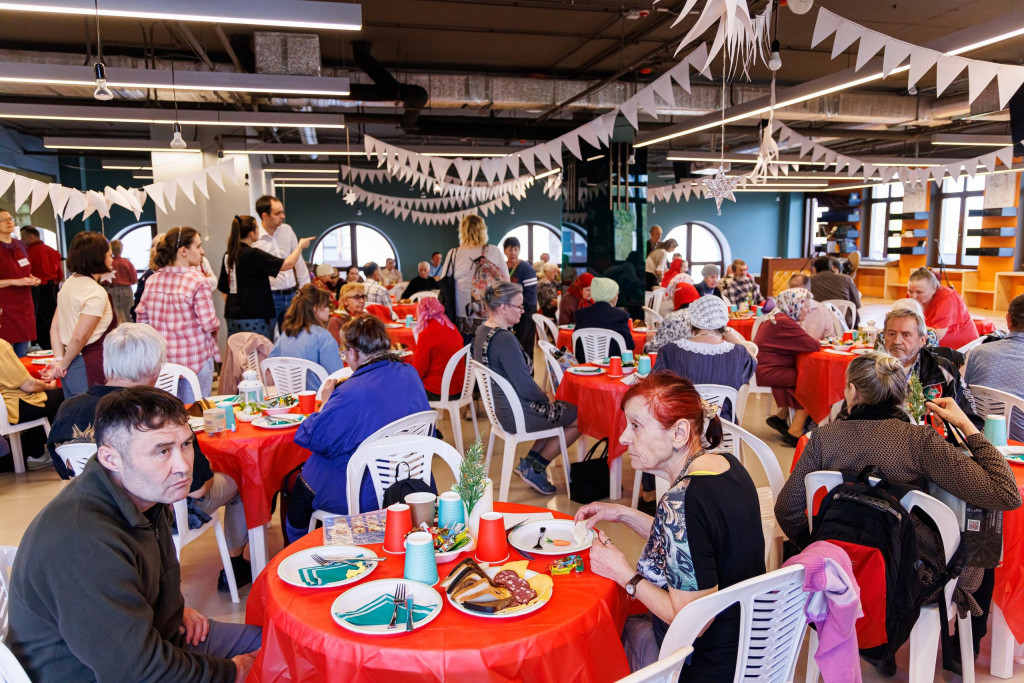 Волонтеры Патриаршего центра духовного развития детей и молодежи при Даниловом монастыре провели благотворительный пасхальный ужин