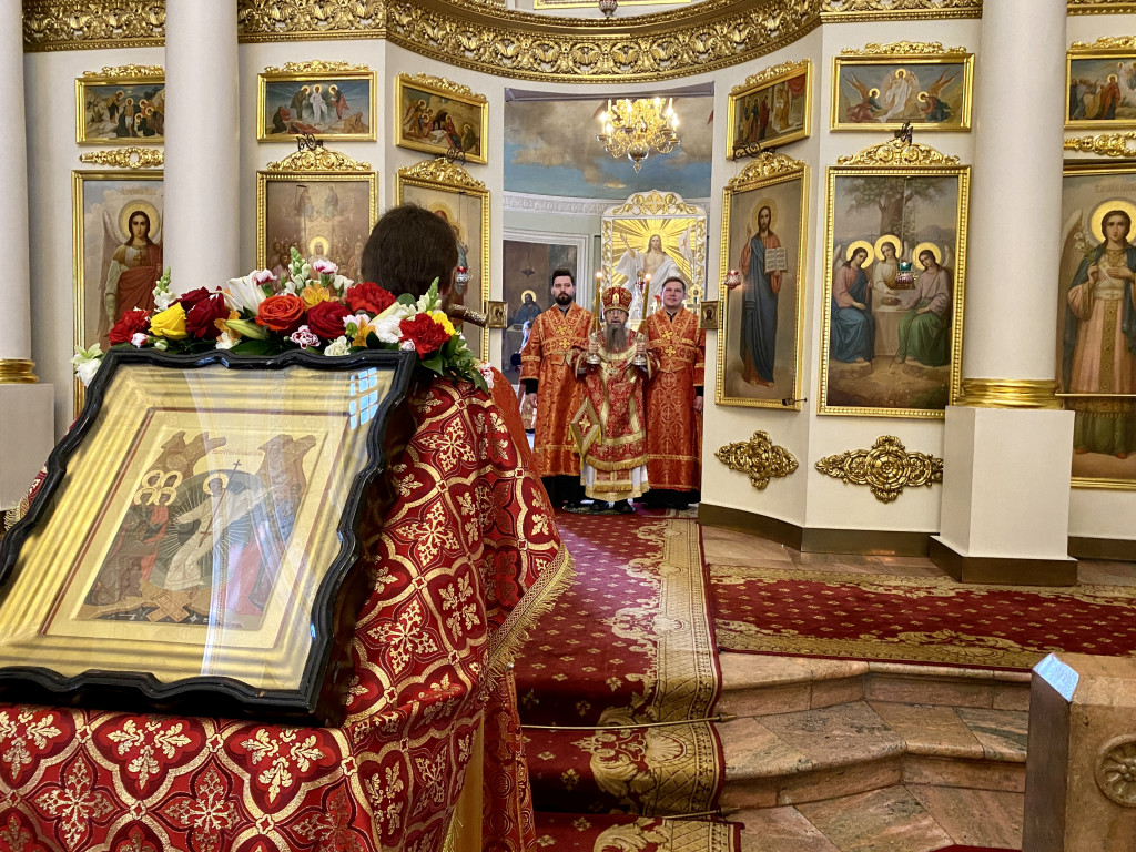 Божественная Литургия в Троицком соборе в Неделю 2-ю по Пасхе, апостола Фомы