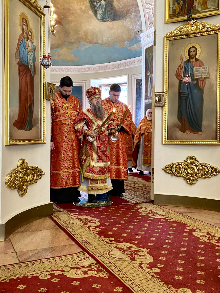 Божественная Литургия в Троицком соборе в Неделю 3-ю по Пасхе, святых жен-мироносиц