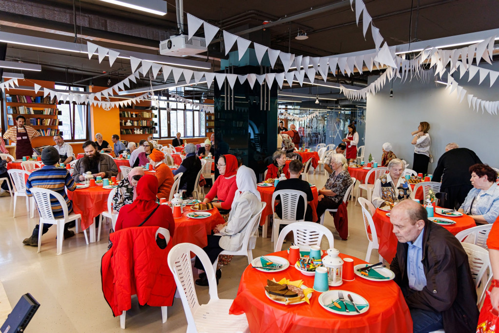 Волонтеры Патриаршего центра духовного развития детей и молодежи при Даниловом монастыре провели благотворительный пасхальный ужин