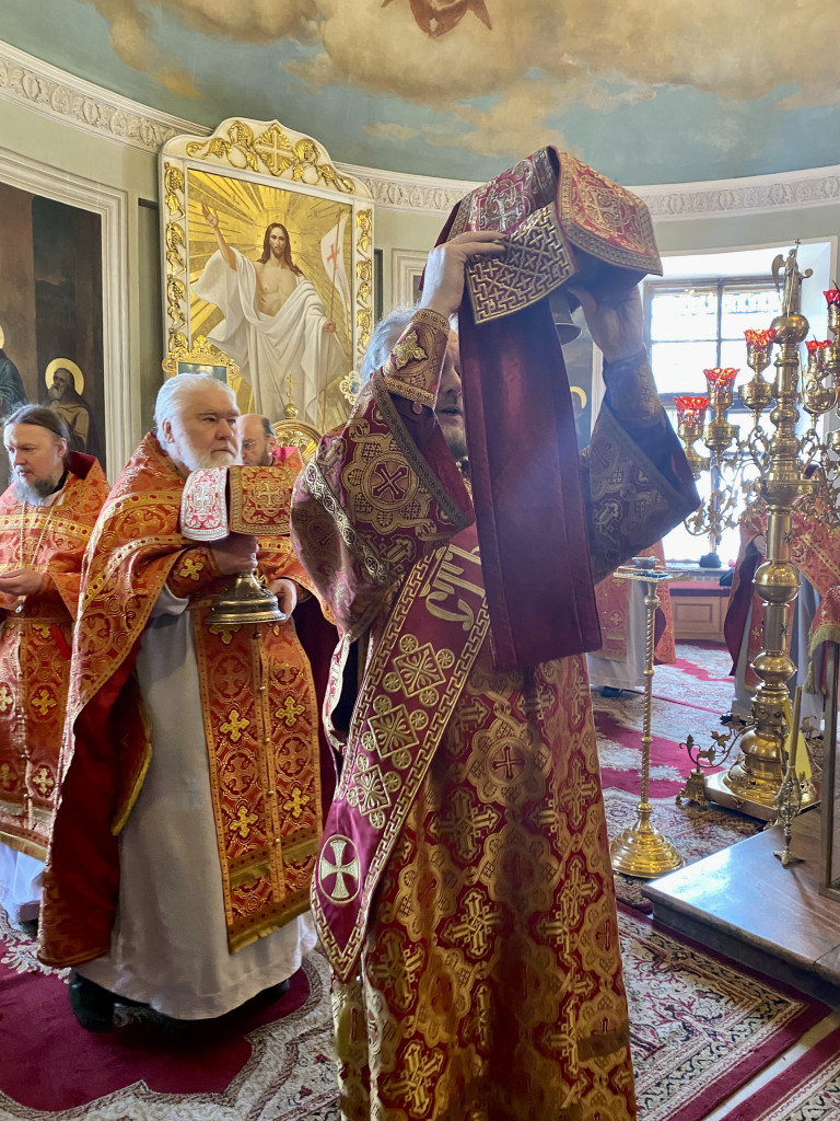 Божественная Литургия в Троицком соборе в Неделю 3-ю по Пасхе, святых жен-мироносиц