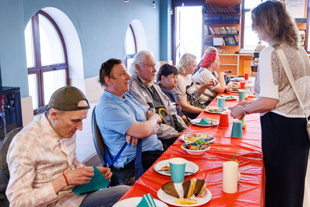 Волонтеры Патриаршего центра духовного развития детей и молодежи при Даниловом монастыре провели благотворительный пасхальный ужин