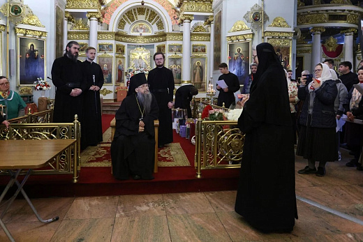 Сотрудники Данилова монастыря поздравили наместника обители с праздником Воскресения Христова