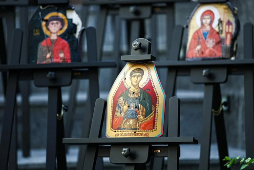 В Даниловом монастыре проходит выставка икон, написанных на бронежилетах, которые спасли жизни наших бойцов в ходе СВО