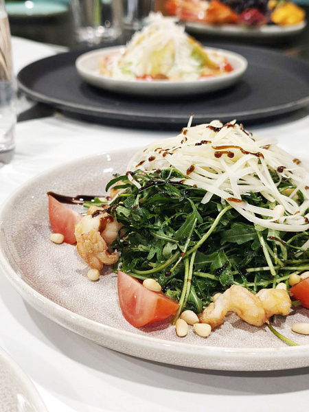 Салат с рукколой и креветками