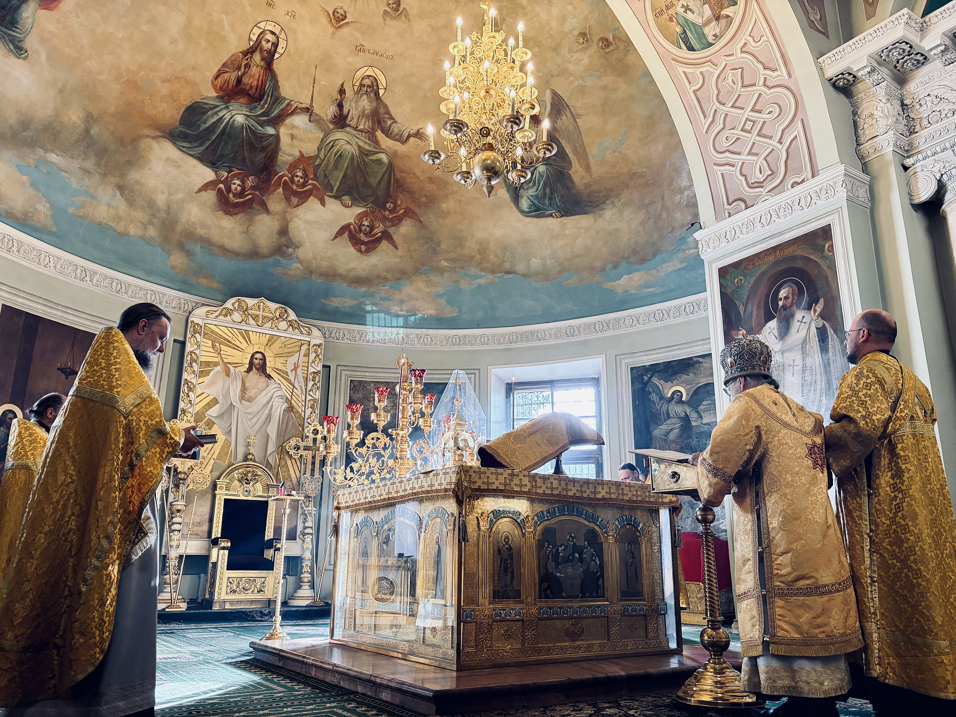В день памяти святителей Московских епископ Алексий совершил Литургию в Даниловом монастыре 