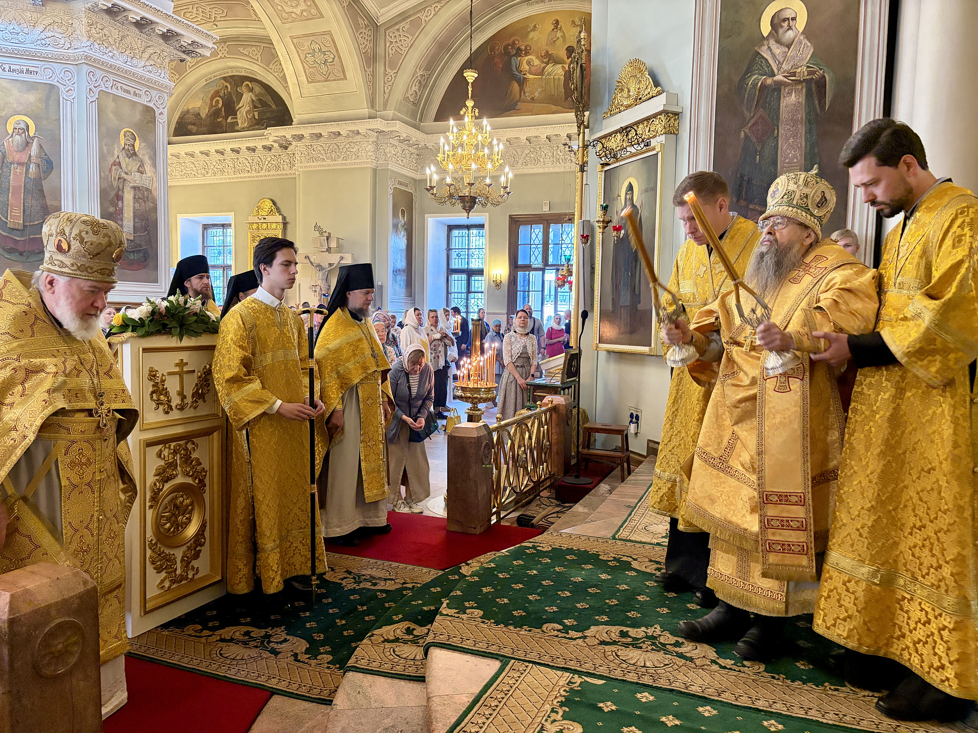 Божественная Литургия в Троицком соборе в Неделю всех святых
