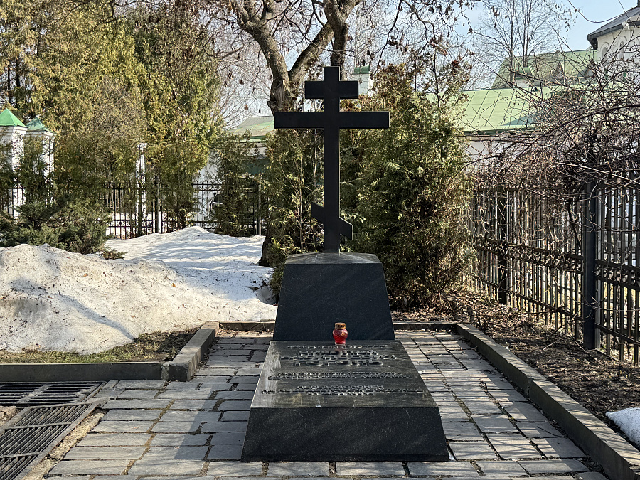 Могила Николая Васильевича Гоголя