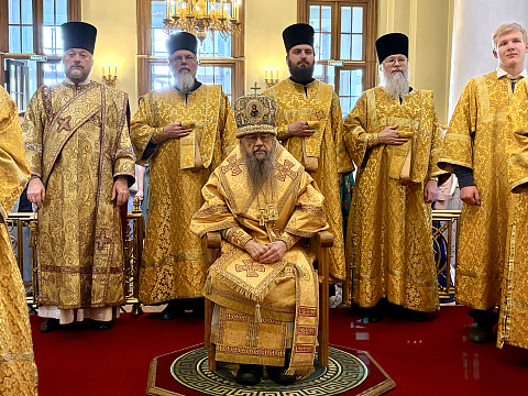 Божественная Литургия в Троицком соборе в Неделю всех святых