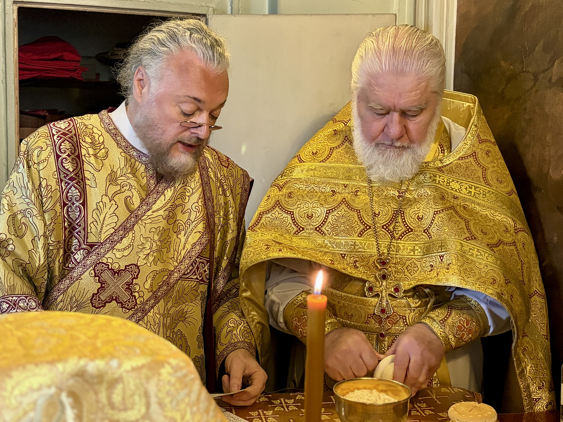 Божественная Литургия в Троицком соборе в Неделю всех святых