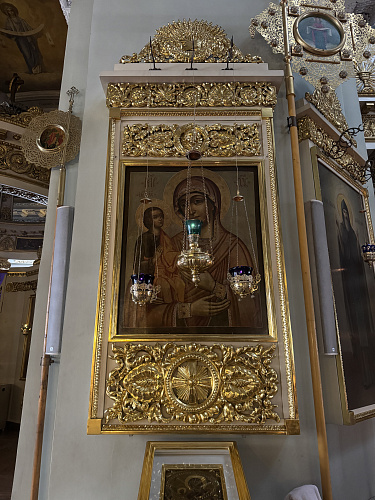 икона божией матери троеручица